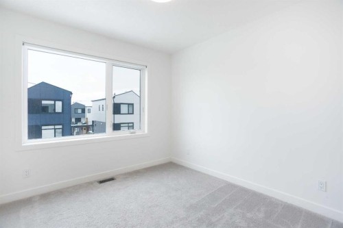 8521 19 Avenue Se, Calgary, AB - Indoor Photo Showing Other Room