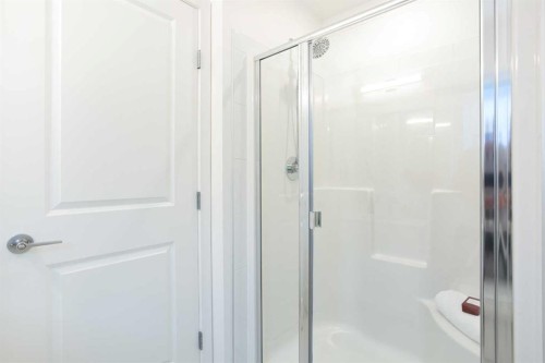 8521 19 Avenue Se, Calgary, AB - Indoor Photo Showing Bathroom