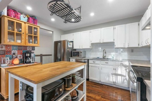37 Benchlands Drive, Cochrane, AB - Indoor Photo Showing Kitchen