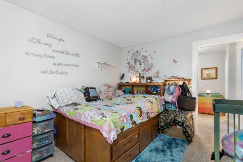 37 Benchlands Drive, Cochrane, AB - Indoor Photo Showing Bedroom