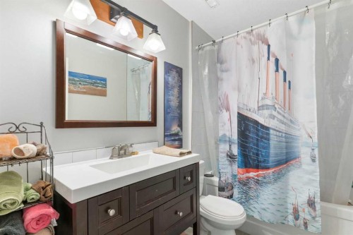 37 Benchlands Drive, Cochrane, AB - Indoor Photo Showing Bathroom
