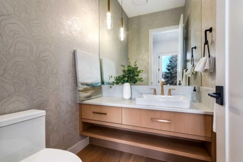 4834 22 Avenue Nw, Calgary, AB - Indoor Photo Showing Bathroom