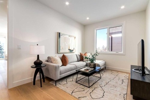 4834 22 Avenue Nw, Calgary, AB - Indoor Photo Showing Other Room