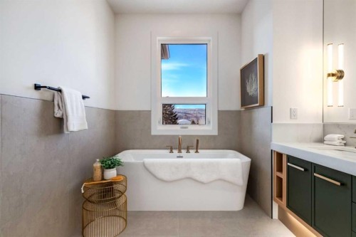 4834 22 Avenue Nw, Calgary, AB - Indoor Photo Showing Bathroom