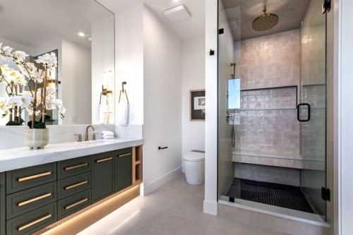 4834 22 Avenue Nw, Calgary, AB - Indoor Photo Showing Bathroom