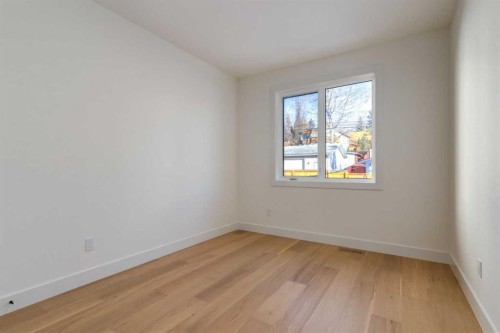 4834 22 Avenue Nw, Calgary, AB - Indoor Photo Showing Other Room