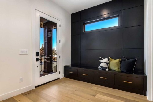 4834 22 Avenue Nw, Calgary, AB - Indoor Photo Showing Other Room