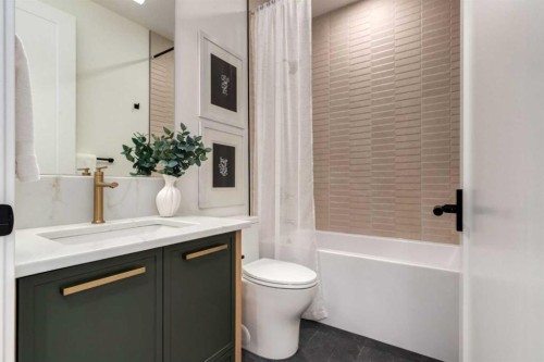 4834 22 Avenue Nw, Calgary, AB - Indoor Photo Showing Bathroom