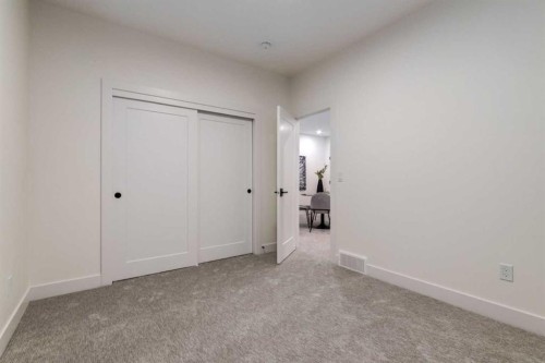 4834 22 Avenue Nw, Calgary, AB - Indoor Photo Showing Other Room