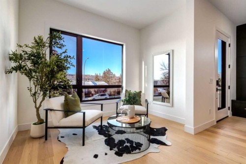 4834 22 Avenue Nw, Calgary, AB - Indoor Photo Showing Living Room