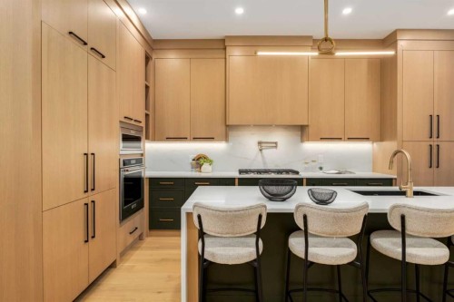 4834 22 Avenue Nw, Calgary, AB - Indoor Photo Showing Other Room