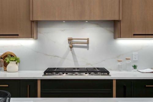 4834 22 Avenue Nw, Calgary, AB - Indoor Photo Showing Kitchen