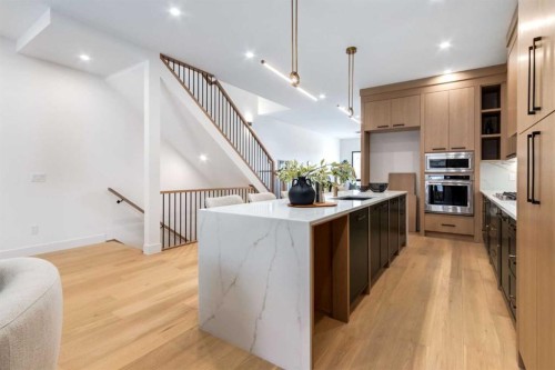 4834 22 Avenue Nw, Calgary, AB - Indoor Photo Showing Kitchen With Upgraded Kitchen