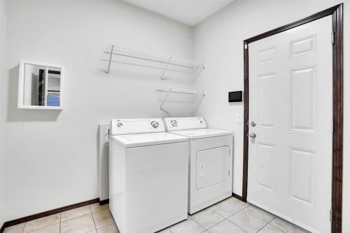 142 Everoak Green Sw, Calgary, AB - Indoor Photo Showing Laundry Room