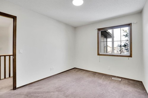 142 Everoak Green Sw, Calgary, AB - Indoor Photo Showing Other Room