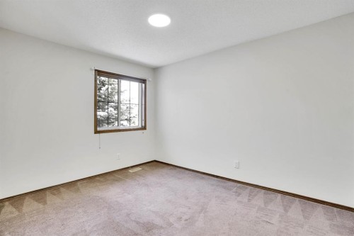 142 Everoak Green Sw, Calgary, AB - Indoor Photo Showing Other Room