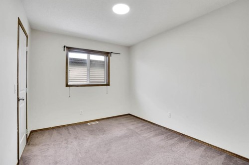 142 Everoak Green Sw, Calgary, AB - Indoor Photo Showing Other Room