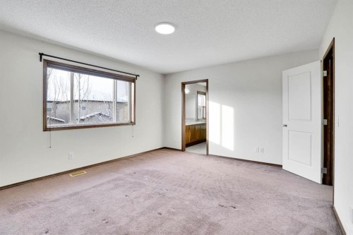 142 Everoak Green Sw, Calgary, AB - Indoor Photo Showing Other Room