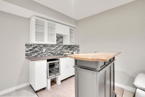 142 Everoak Green Sw, Calgary, AB - Indoor Photo Showing Kitchen