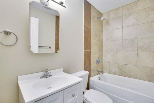 142 Everoak Green Sw, Calgary, AB - Indoor Photo Showing Bathroom
