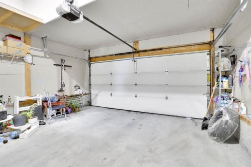 142 Everoak Green Sw, Calgary, AB - Indoor Photo Showing Garage