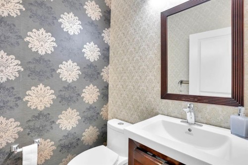 142 Everoak Green Sw, Calgary, AB - Indoor Photo Showing Bathroom