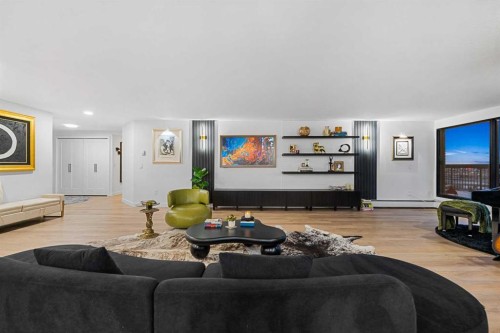 601-320 Meredith Road Ne, Calgary, AB - Indoor Photo Showing Living Room
