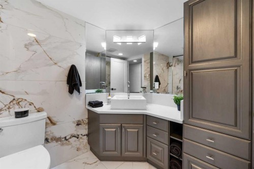 601-320 Meredith Road Ne, Calgary, AB - Indoor Photo Showing Bathroom