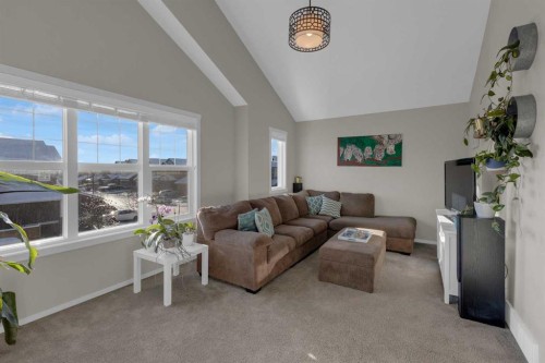 173 Kingsbury Close Se, Airdrie, AB - Indoor Photo Showing Living Room