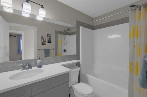 173 Kingsbury Close Se, Airdrie, AB - Indoor Photo Showing Bathroom