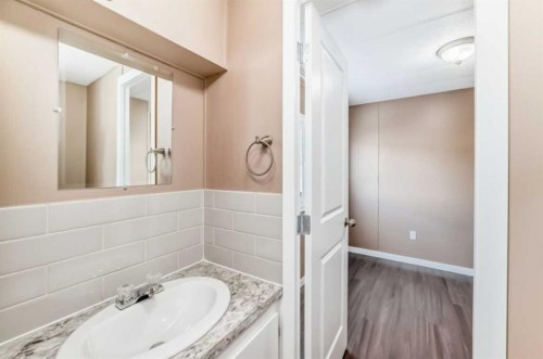 24 Spring Dale Circle Se, Airdrie, AB - Indoor Photo Showing Bathroom