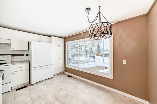 24 Spring Dale Circle Se, Airdrie, AB - Indoor Photo Showing Kitchen