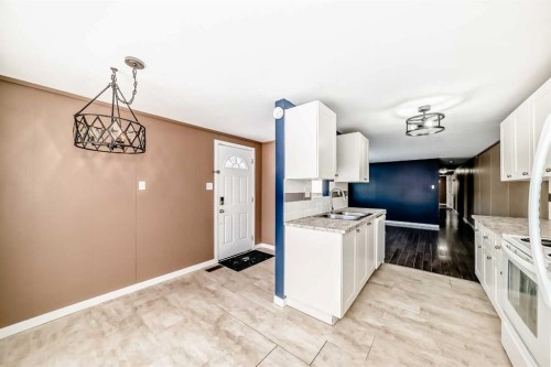 24 Spring Dale Circle Se, Airdrie, AB - Indoor Photo Showing Kitchen
