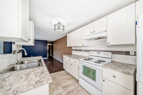 24 Spring Dale Circle Se, Airdrie, AB - Indoor Photo Showing Kitchen With Double Sink