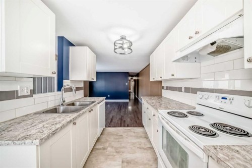 24 Spring Dale Circle Se, Airdrie, AB - Indoor Photo Showing Kitchen With Double Sink