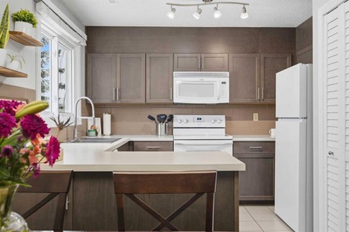 2-3015 51 Street Sw, Calgary, AB - Indoor Photo Showing Kitchen