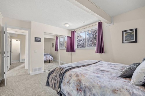 2628 Oakmoor Drive Sw, Calgary, AB - Indoor Photo Showing Bedroom