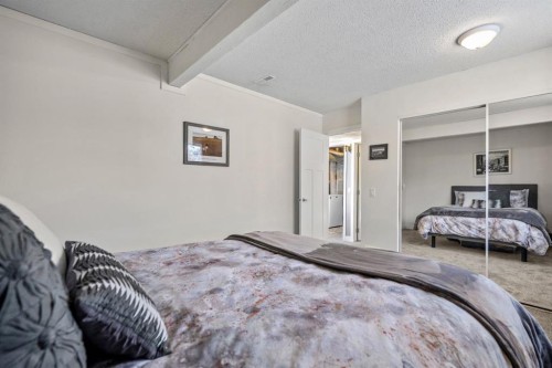 2628 Oakmoor Drive Sw, Calgary, AB - Indoor Photo Showing Bedroom