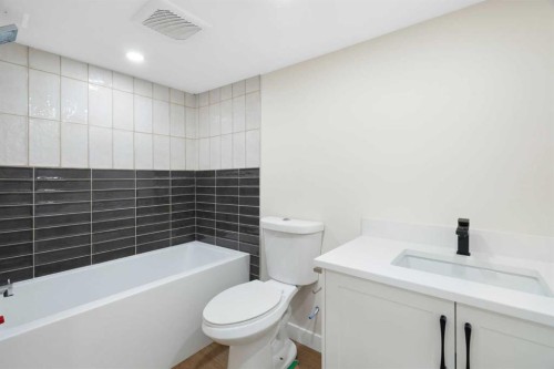 248 Madeira Place Ne, Calgary, AB - Indoor Photo Showing Bathroom