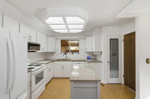 14804 Deer Run Drive Se, Calgary, AB - Indoor Photo Showing Kitchen