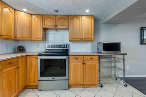 4603 79 Street Nw, Calgary, AB - Indoor Photo Showing Kitchen