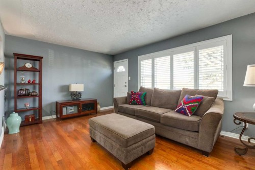 4603 79 Street Nw, Calgary, AB - Indoor Photo Showing Living Room