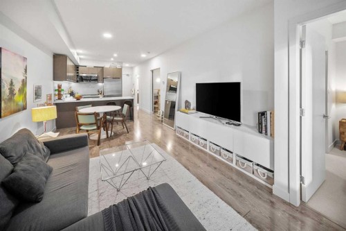 211-323 20 Avenue Sw, Calgary, AB - Indoor Photo Showing Living Room