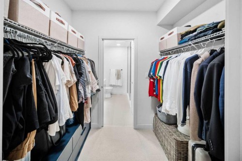 211-323 20 Avenue Sw, Calgary, AB - Indoor With Storage