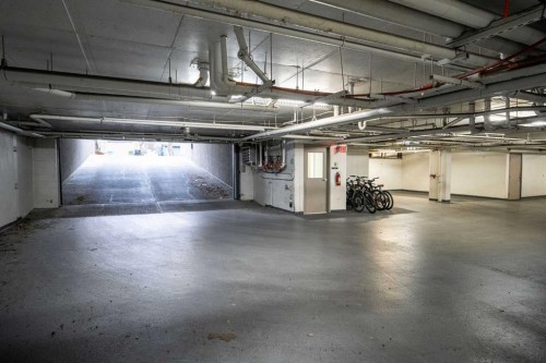 211-323 20 Avenue Sw, Calgary, AB - Indoor Photo Showing Garage