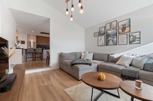 7132 36 Avenue Nw, Calgary, AB - Indoor Photo Showing Living Room