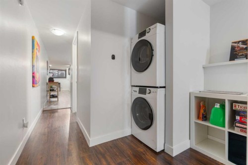 7132 36 Avenue Nw, Calgary, AB - Indoor Photo Showing Laundry Room