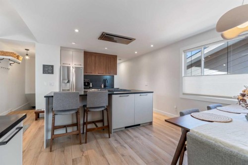 7132 36 Avenue Nw, Calgary, AB - Indoor Photo Showing Kitchen
