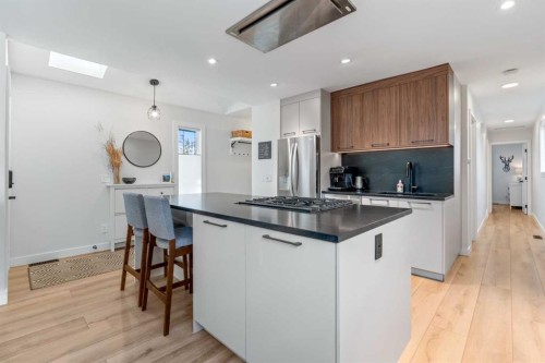 7132 36 Avenue Nw, Calgary, AB - Indoor Photo Showing Kitchen With Upgraded Kitchen