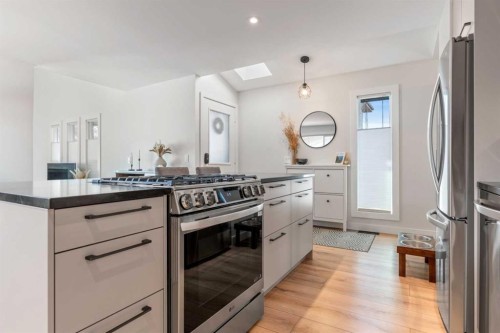 7132 36 Avenue Nw, Calgary, AB - Indoor Photo Showing Kitchen With Upgraded Kitchen